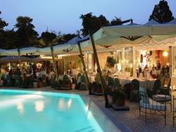 Serata gourmet con Castello Bonomi in piscina a Villa Fiorita 